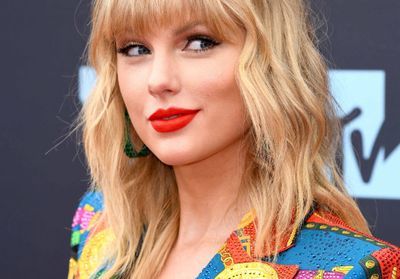 Taylor Swift adopte cette coiffure tendance réalisable en 2 minutes