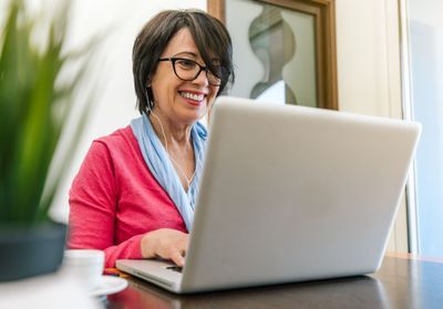 Zoom Face : les traitements esthétiques qui cartonnent depuis qu'on se voit à l'écran