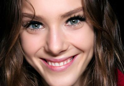 Peut-on enlever ses extensions de cils à la maison ?