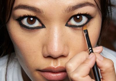 Tik Tok : utiliser du crayon à lèvres sur les yeux, la nouvelle astuce dangereuse