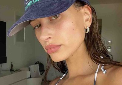 Cet autobronzant est le secret d'Hailey Bieber pour un teint ensoleillé