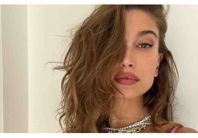 Comment reproduire les sourcils ébouriffés d'Hailey Bieber