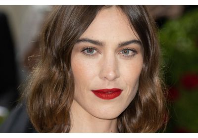 Le gel à sourcils préféré d'Alexa Chung coûte moins de 10 euros