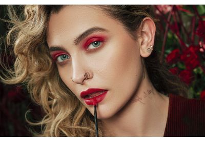 Tuto : le maquilleur des stars crée un total look rouge avec Paris Jackson