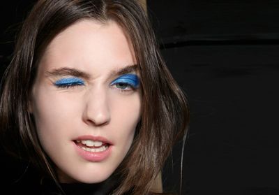 Comment porter le maquillage bleu sans faux pas ?