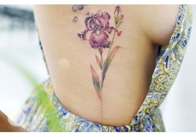 Iris, marguerite, rose... Quel tatouage fleur de naissance est fait pour vous ?