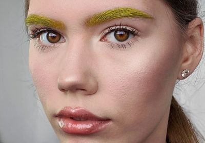 Les sourcils flashy : la tendance atypique que l'on voit partout