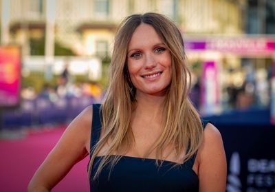 Ana Girardot : teint nude et regard glamour au Festival de Deauville