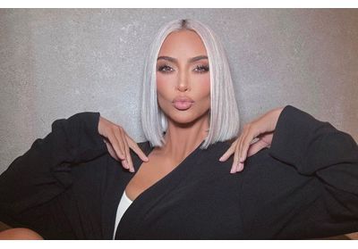 Avec ses sourcils décolorés et sa nouvelle coupe de cheveux, Kim Kardashian est méconnaissable