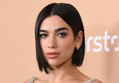 Dua Lipa ne jure que par cet objet pour combattre les imperfections