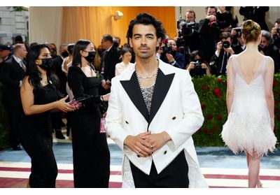 Joe Jonas : il brise le tabou des injections chez les hommes