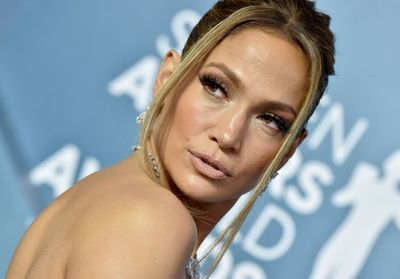 Sans maquillage, Jennifer Lopez dévoile sa routine beauté matinale