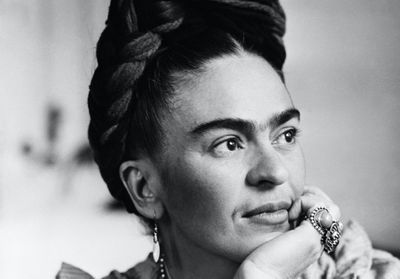 Un visage, une époque : Frida Kahlo, l'icône beauté de la pop culture