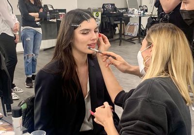 #ELLEsinfiltre en backstage beauté du défilé Coperni automne-hiver 2021-2022