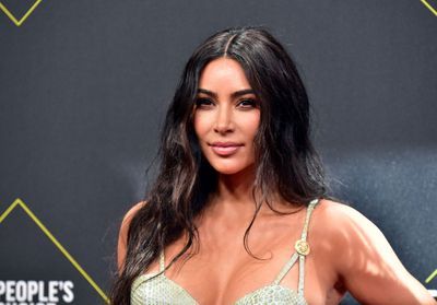 Le coiffeur de Kim Kardashian dévoile sa technique pour réussir un chignon bas parfait