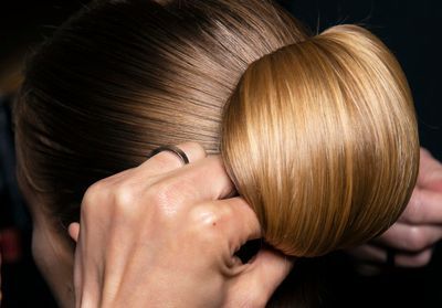 Voici comment reproduire un chignon sophistiqué en 1 minute chrono