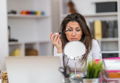 Ces produits de beauté peuvent vous sauver avant une visioconférence