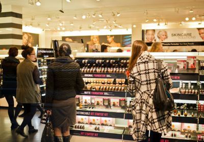 Depuis la crise sanitaire, les Françaises achètent de moins en moins de maquillage