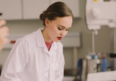 EXCLU - Lily-Rose Depp découvre les secrets de fabrication du nouveau rouge à lèvres Chanel (vidéo)