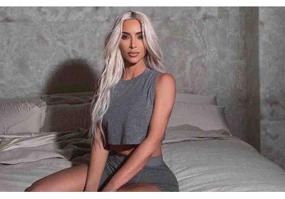 Kim Kardashian pose en lingerie transparente et affiche des sourcils gris cendré