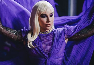 Lady Gaga, éblouissante avec son make-up disco violet