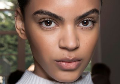 Le sourcil plume : la nouvelle tendance Instagram qui ravit tout le monde