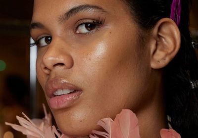 Maquillage : connaissez-vous la différence entre un illuminateur et un highlighter ?