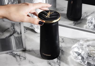 Yves Saint Laurent présente un gadget révolutionnaire pour créer son rouge à lèvres maison