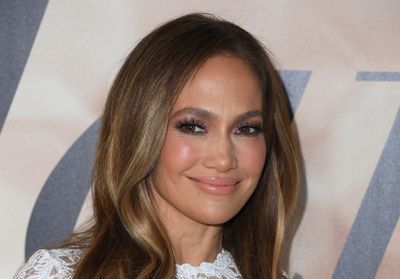 Jennifer Lopez adopte la manucure parfaite pour l'arrivée du printemps