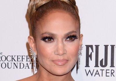 Jennifer Lopez craque pour une manucure diamants ultra brillante