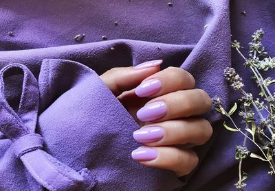 Les ongles lavande sont de retour juste à temps pour le printemps