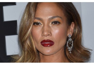 Manucure : Jennifer Lopez affiche des ongles bijoux ultra précieux