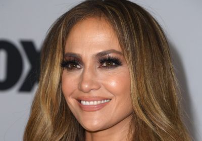 On copie la french manucure ultra minimaliste de Jennifer Lopez