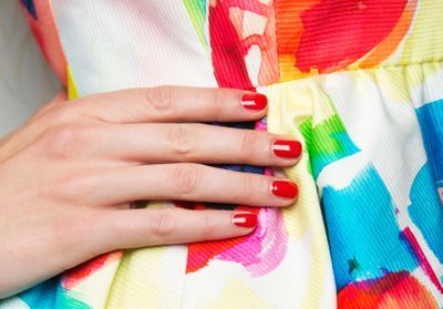 Ongles : l'astuce toute simple pour rattraper un vernis qui s'écaille