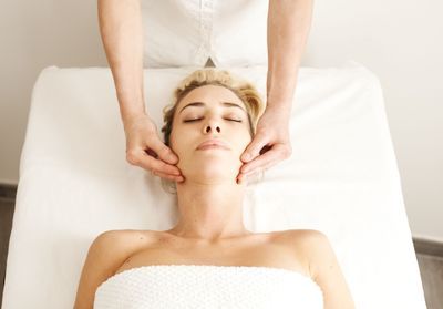 Ce soin du visage remodelant dont raffolent les mannequins