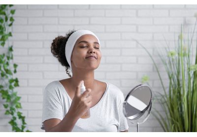 Cette célèbre brume pour le visage française fait le buzz sur les réseaux