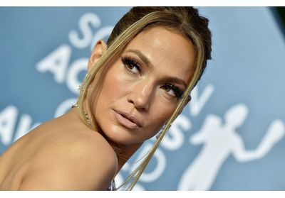 Jennifer Lopez pose nue et enflamme la toile pour promouvoir son nouveau soin corporel