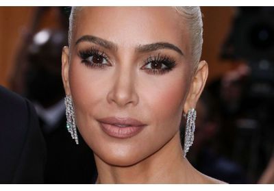 Kim Kardashian ne jure que par ce contour des yeux pour lutter contre les cernes