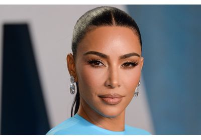 Kim Kardashian raffole de ce sérum pour des cils et des sourcils plus fournis