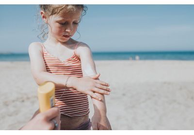 Protection solaire : les gestes à adopter avec des enfants, d'après les dermatologues