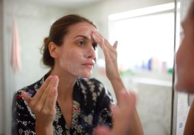 Reverse skincare : la drôle de tendance que les peaux sèches vont adorer