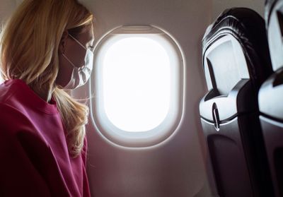 Une maquilleuse donne les clés pour prendre soin de sa peau en avion