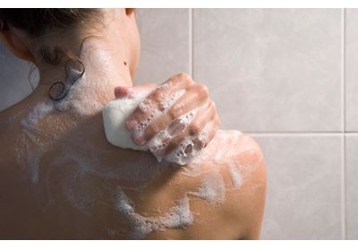 Voici comment (bien) utiliser son savon sous la douche d'après les dermatologues