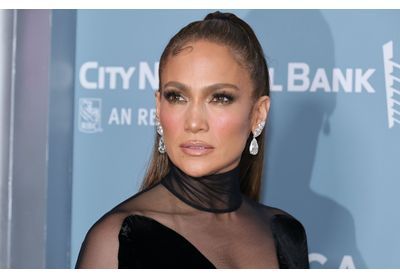 Jennifer Lopez fait matcher sa manucure à son maquillage pour un résultat éblouissant