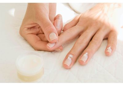 La crème dissolvante : le produit miracle pour retirer le vernis sans abîmer les ongles ?