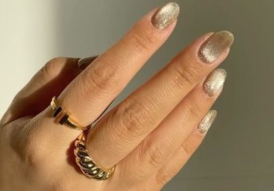 Velvet nails : la manucure de fêtes que l'on voit partout sur Instagram
