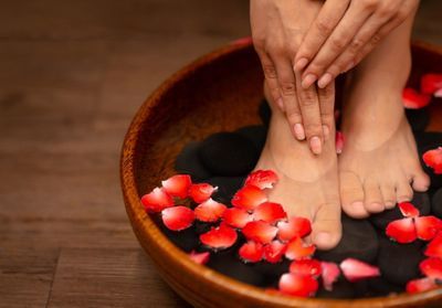 10 recettes de bains de pieds maison pour se relaxer