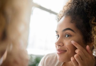 Pourquoi il est essentiel de porter un SPF en plus de son maquillage (même à l'intérieur)