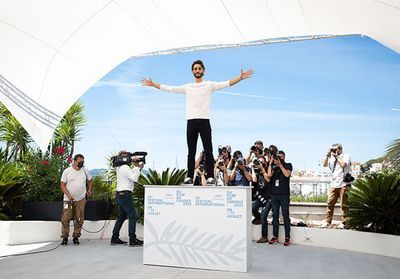 Cannes 2021 : Jean Dujardin et Pierre Niney font le show sur le photocall d’« OSS 117 »