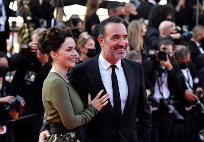 Cannes 2021 : Jean Dujardin et Nathalie Péchalat, couple amoureux pour la cérémonie de clôture 